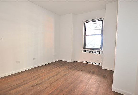 4th image of 108 E 38th St Room 108