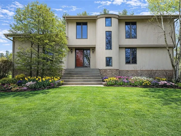 227 Springhouse Dr, Clairton, PA 15025