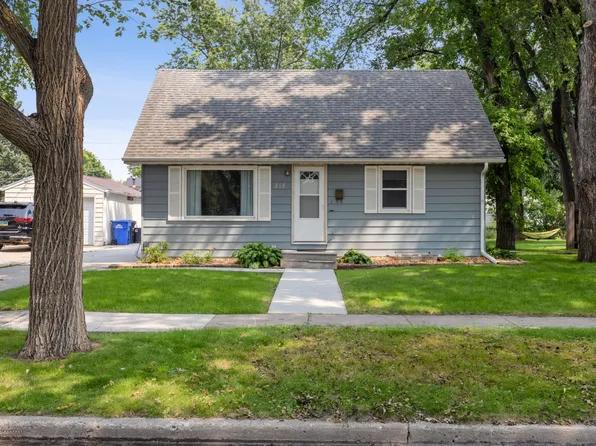 818 19th St S, Fargo, ND 58103