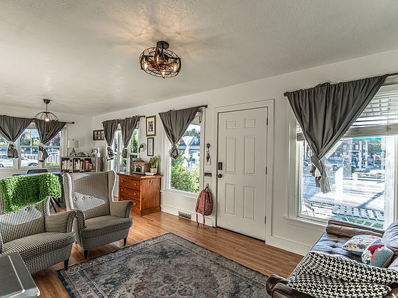 3rd image of 409 S 400th St E