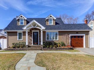 105 E Zoranne Dr, Farmingdale, NY 11735