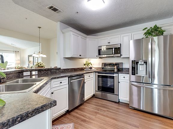 2nd image of 1055 Somerset Springs Dr