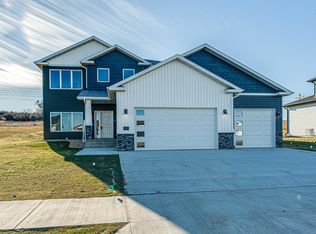 407 Cobblestone Loop SW, Mandan, ND 58554