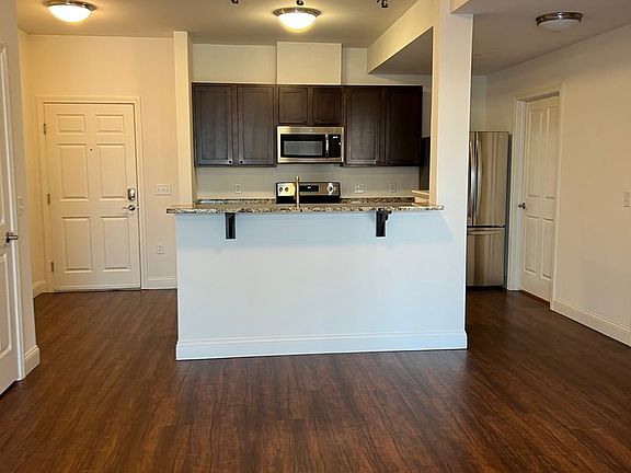 4th image of 181 Winterberry Ln #405