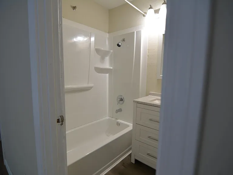 118 E 5th St — Photo 14