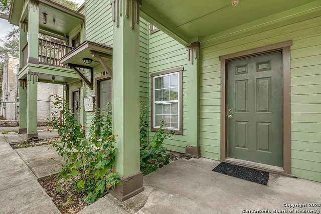 1 bed, 1.0 bath, 735 sqft, $1,120 — Photo 2