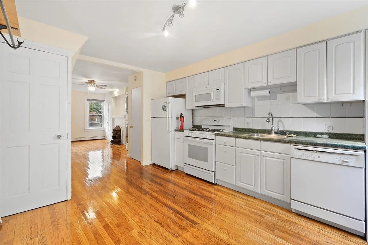 3 bed, 1.5 bath, 1600 sqft, $4,200 — Photo 2