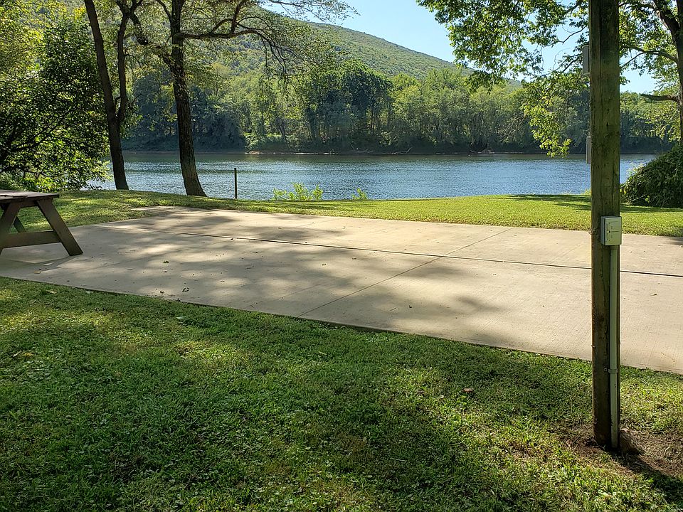 1st image of Rear Canal Ln