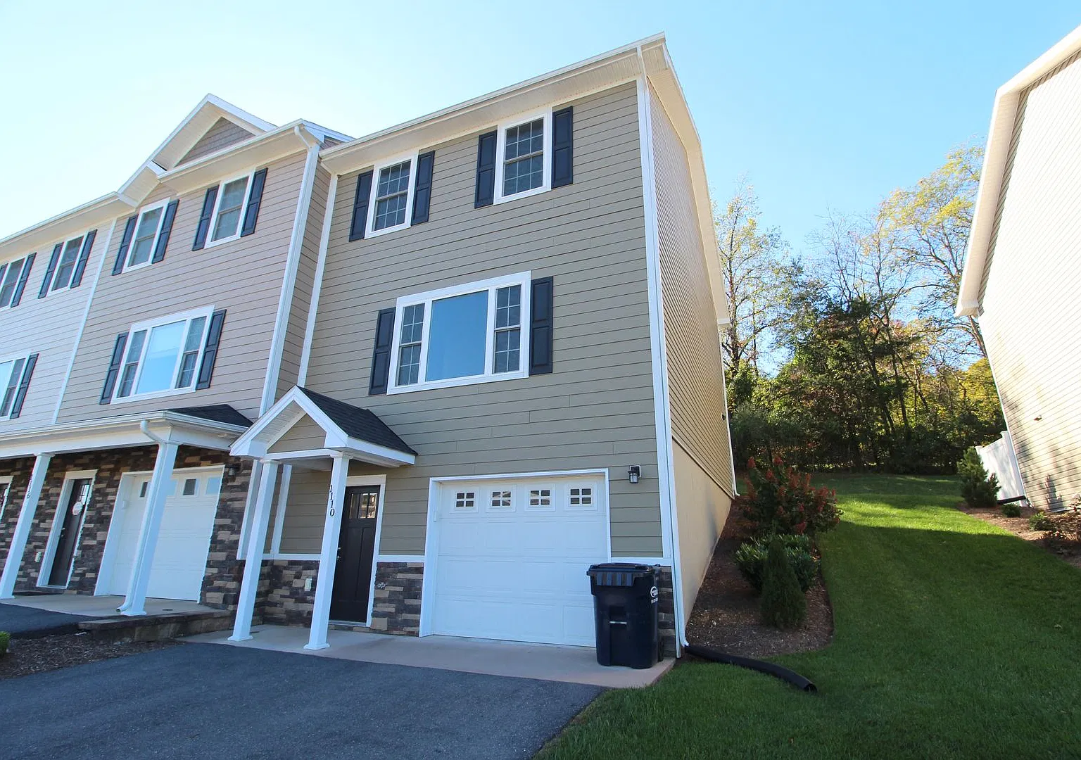 Spacious End-Unit Townhome in Crescent Ridge — Photo 2