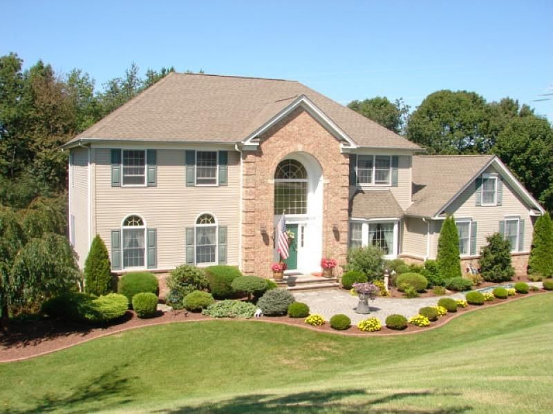 1st image of 28 Running Hills Dr