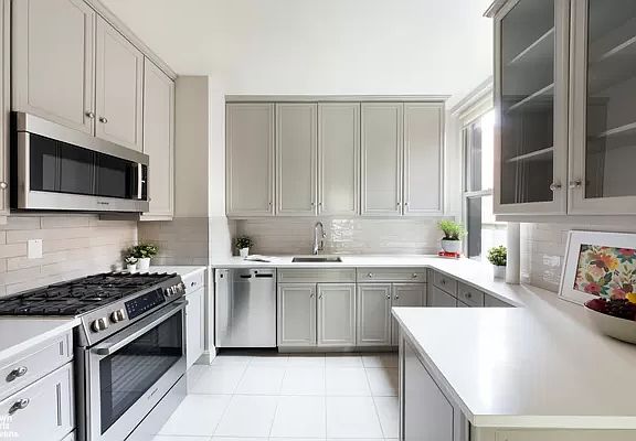 3rd image of 203 W 81st St APT 6D