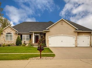 845 Leslie Ln, Robins, IA 52328