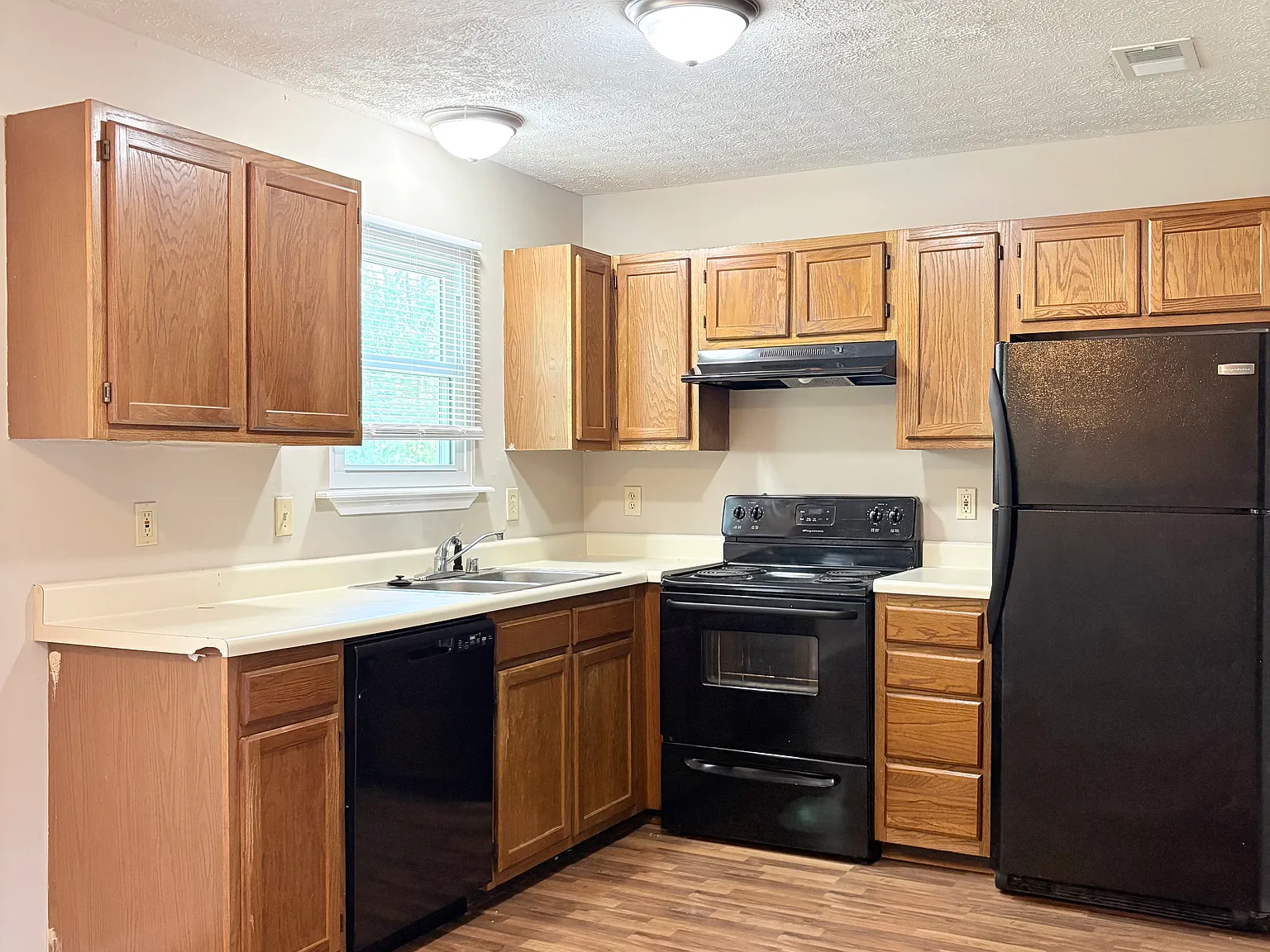 3 bed, 1000 sqft, $895 — Photo 3