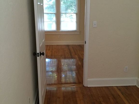 3rd image of 917-A SW 5th Ave