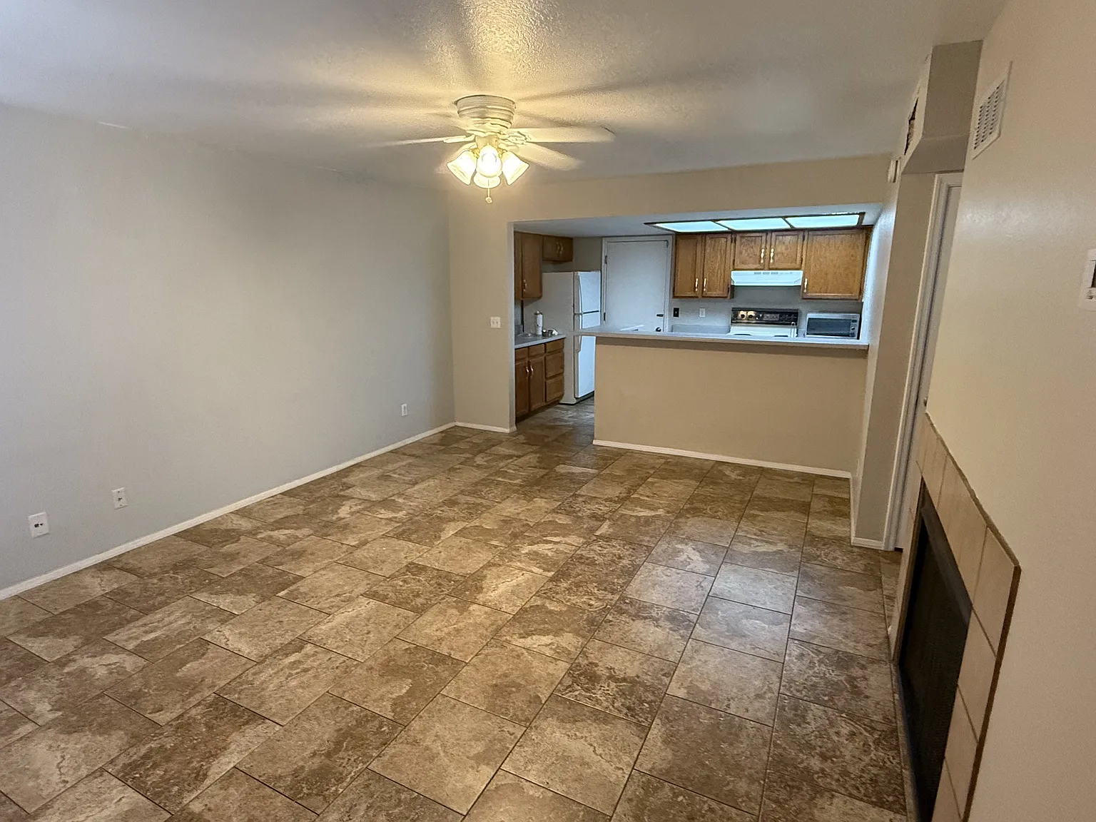 2 bed, 856 sqft, $1,600 — Photo 2