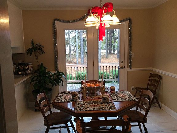 Dining room with deck outsid