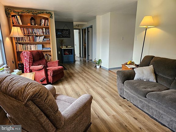 4th image of 225 Brumbaugh Ave