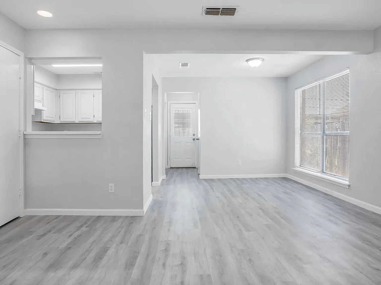 2 bed, 1.5 bath, 1158 sqft, $1,600 — Photo 2