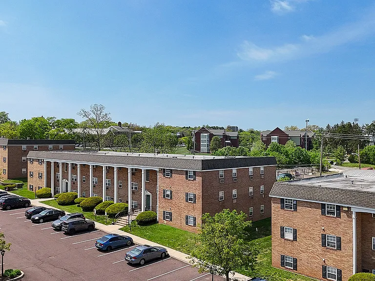 College Arms Apartments — Photo 21