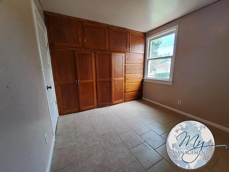 4 bed, 1.0 bath, 1400 sqft, $1,300 — Photo 23