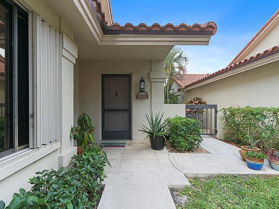 2nd image of 2755 Hawthorne Ln