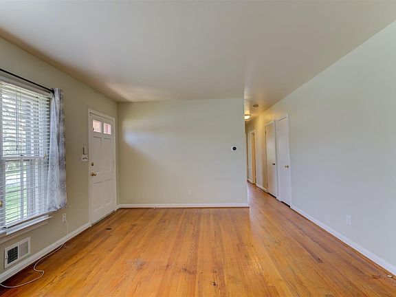 5th image of 110 Middleboro Pl