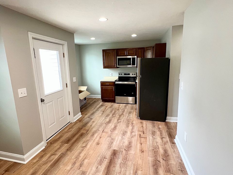 1st image of 390 Newton St Floor 1