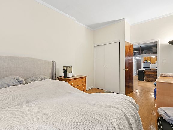4th image of 9 W 69th St APT 3R
