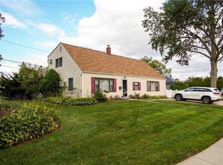 3 Hollyhock Rd, Levittown, NY 11756