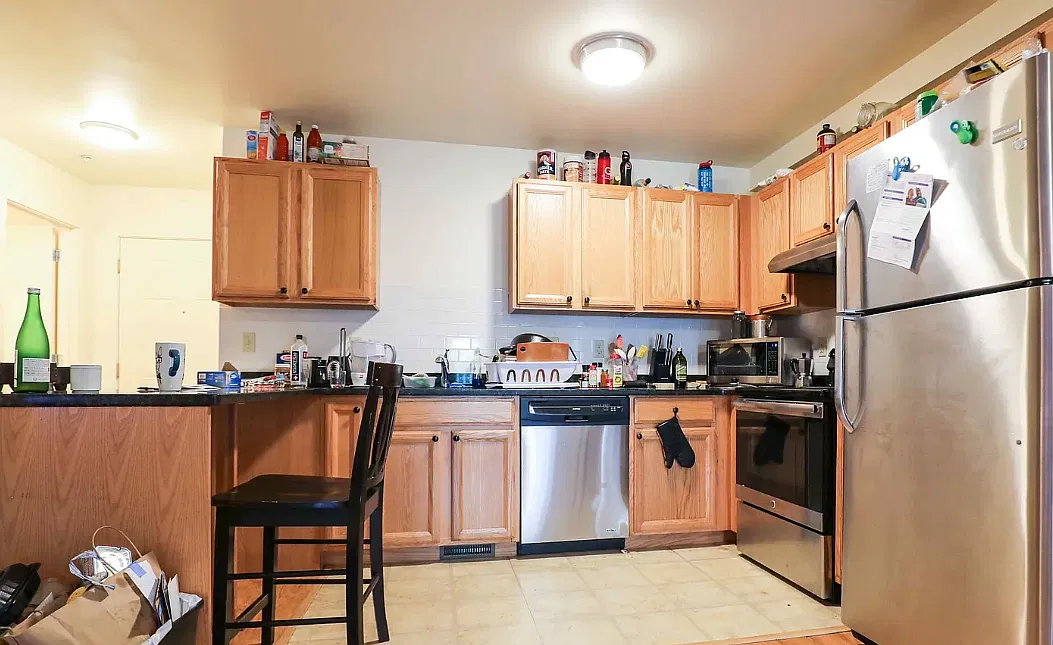 5 bed, 2.5 bath, 9999 sqft, $5,000 — Photo 2
