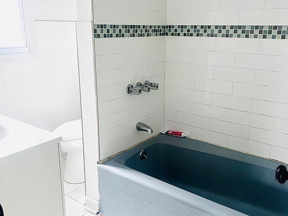 5th image of 98 Park Hill Ave APT 1
