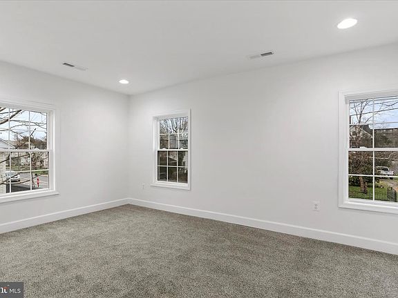 5th image of 674 Winchester Ave