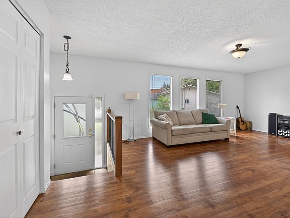 4th image of 260 Miller Pl