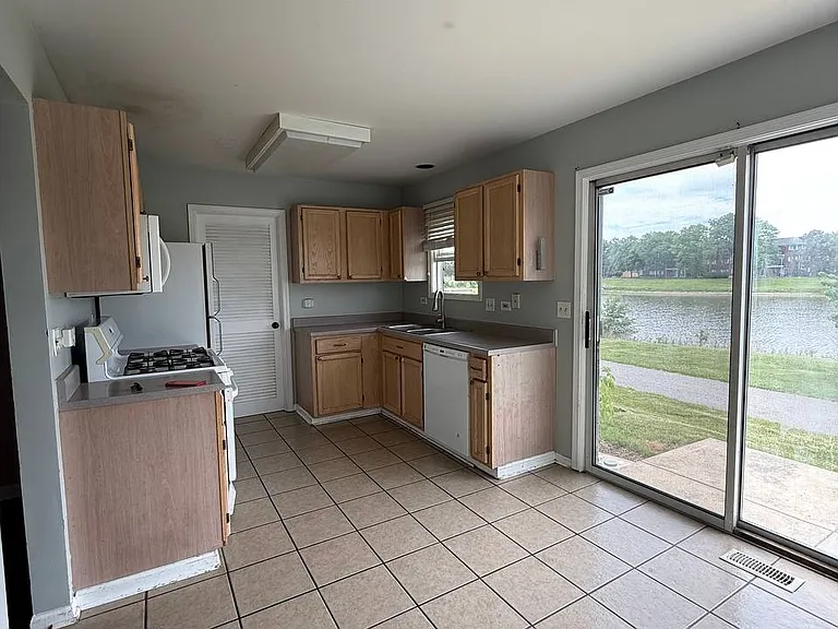 725 Daybreak Ln — Photo 13