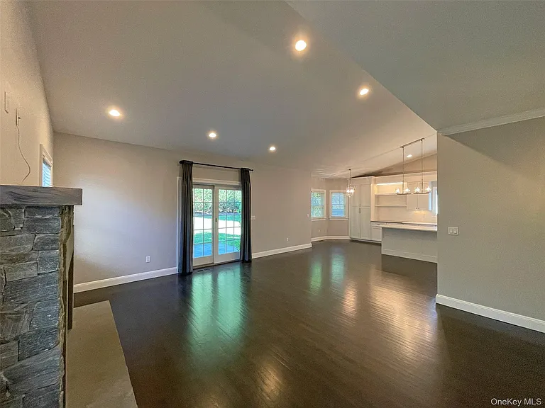 1019 Grove St — Photo 9
