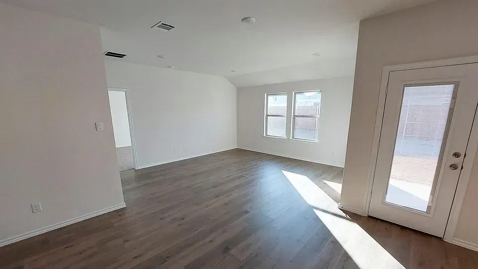 4 bed, 1824 sqft, $2,450 — Photo 4