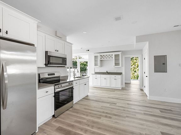 4th image of 1 Lafayette Sq #401