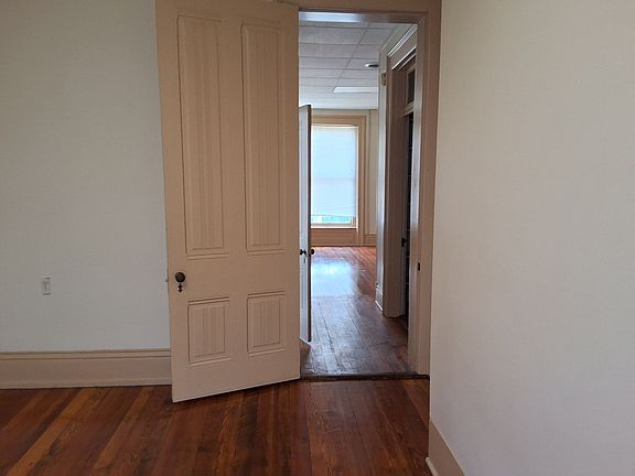 5th image of 204 N Mulberry St APT 3