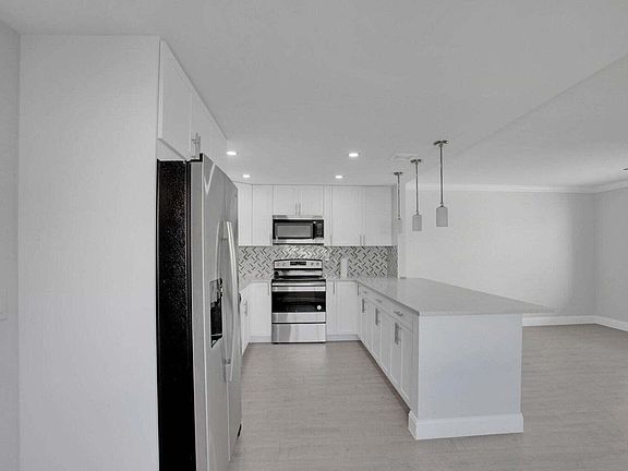 5th image of 15036 Ashland Lane #67