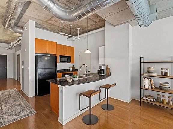 3rd image of 807 Davis St Unit 505