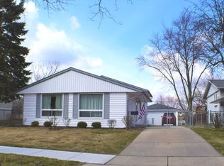 562 White Pine Rd, Buffalo Grove, IL 60089