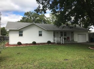 915 E 3rd St, Altamont, KS 67330