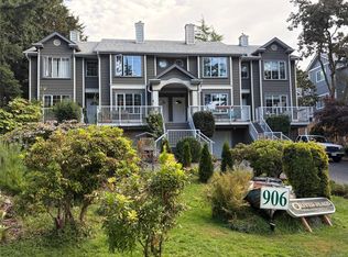 906 Admirals Rd #2, Esquimalt, BC V9A2P4