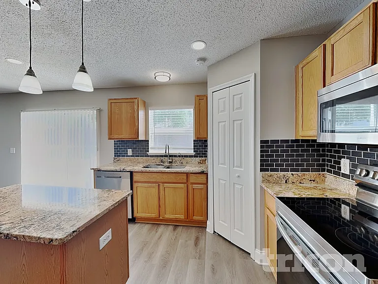 13561 Linden Dr — Photo 8
