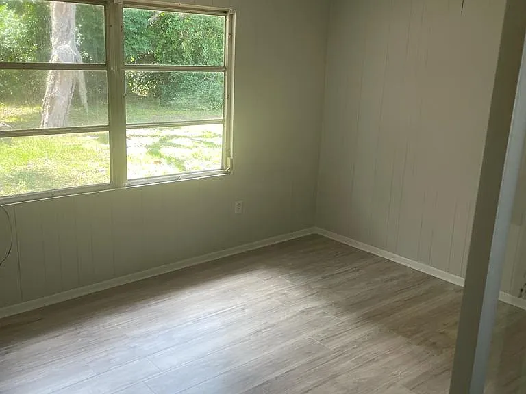 1456 W Wellington Dr — Photo 2