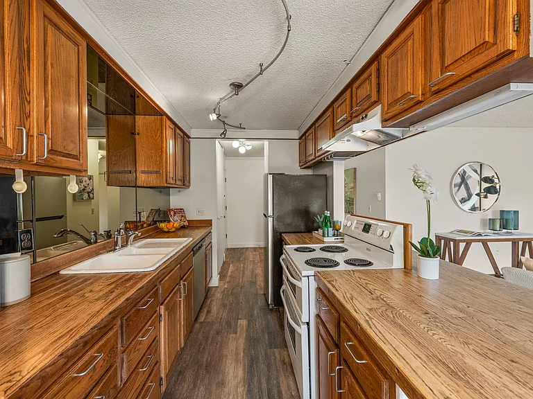 321 Bellevue Way SE #403 — Photo 2