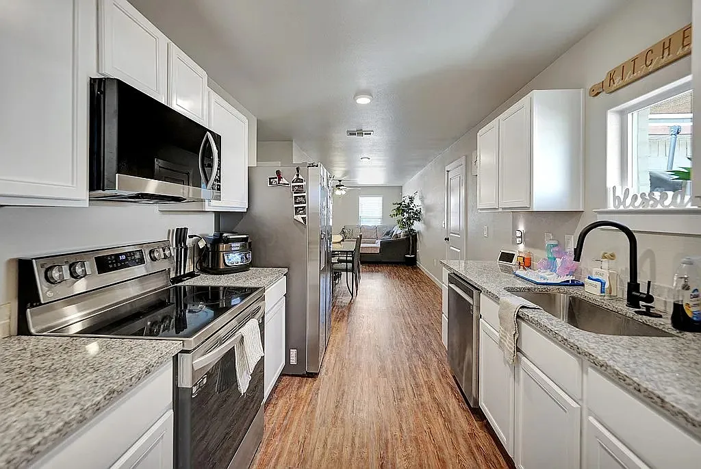 Near brand new 3 bd/2 bth home in quiet neighborhood! Turf backyard w/ pergola! All appliances! 1... — Photo 2