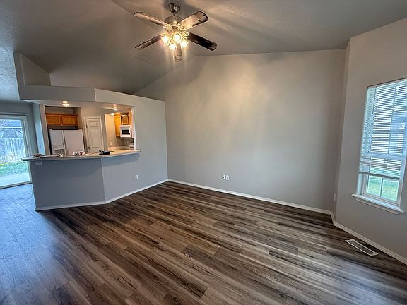 4th image of 1936 W Crown Pointe Ave