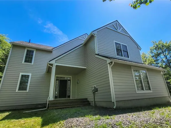 544 Pinecrest Dr, Long Pond, PA 18334