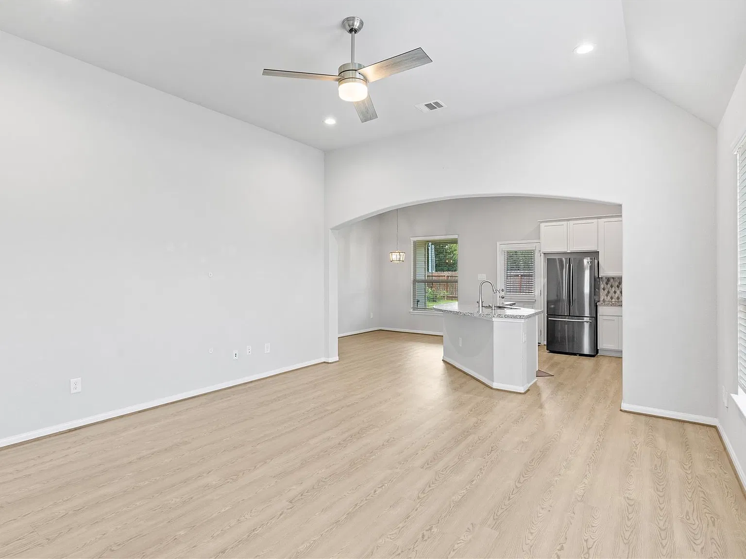3 bed, 2.0 bath, 1450 sqft, $2,400 — Photo 4
